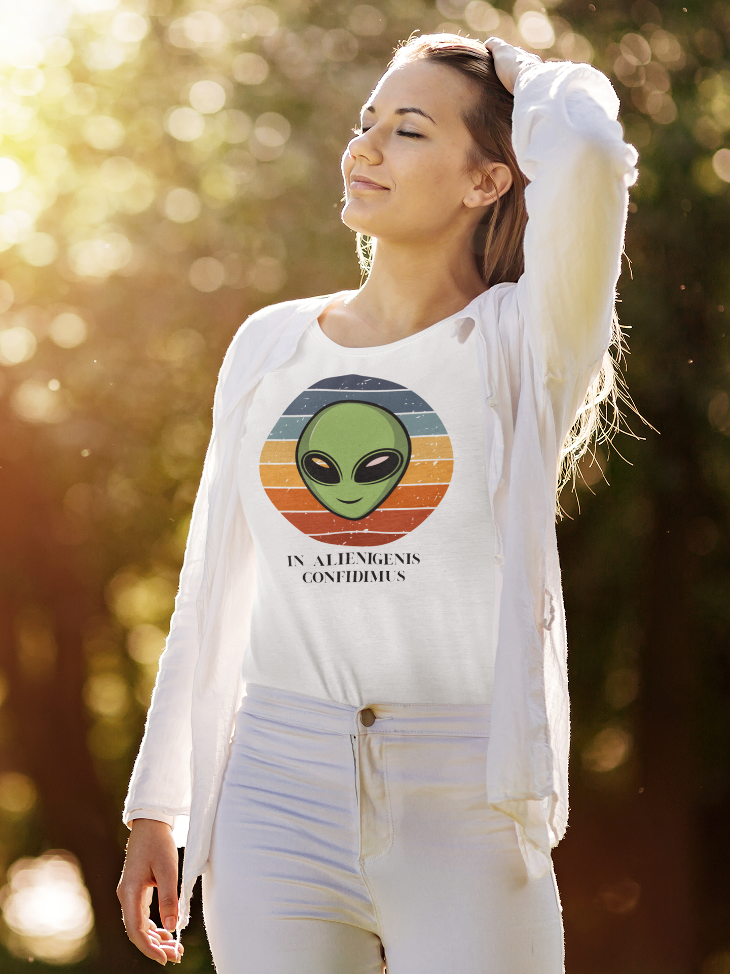 Alien Head T‑Shirt — 'In Omnigens Confidimus' Retro Striped Sci‑Fi Tee